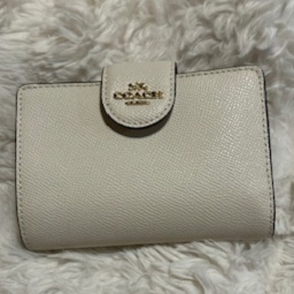 Coach Medium Wallet in Chalk